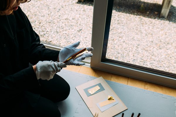 窓辺の金箔作業